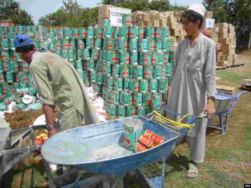 اشیائے ضروری کی تقسیم کے لیے جمع کیا گیا سامان۔ 