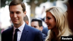 Hồ sơ xin quyền tiếp cận an ninh của Jared Kushner và Ivanka Trump được nói là có vấn đề, nhưng Nhà Trắng đã bác bỏ lời khuyên của các chuyên gia, theo lời kể của một người tố cáo tiêu cực.